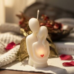 Candela artigianale a forma di coppia abbracciata bianca tacco rosso candle lab
